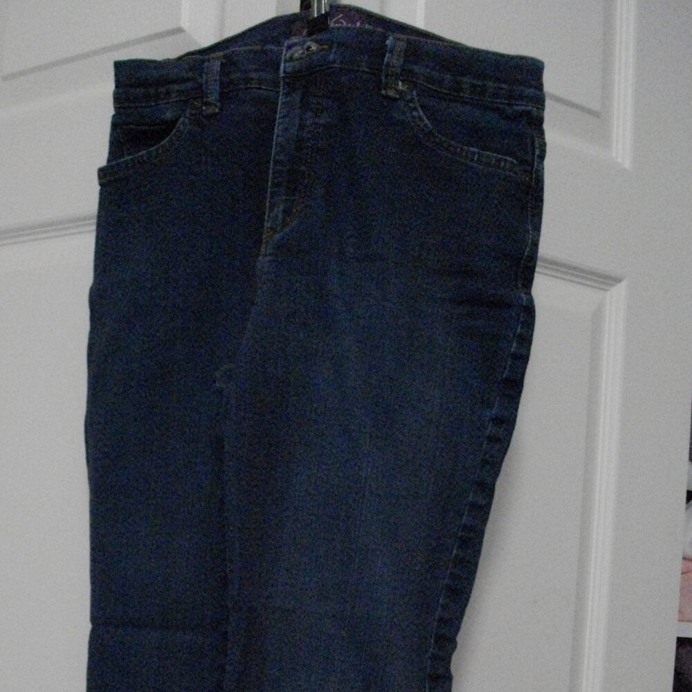 Women's Gloria Vanderbilt dark wash denim jeans, Amanda brand. Size 8.